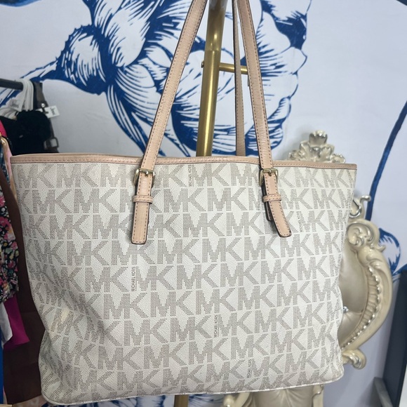 GIVEAWAY Michael Kors Beige Tote Bag - Picture 2 of 9
